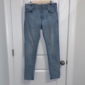 American Eagle men’s Next Level Airflex skinny jeans light wash 32 x 32